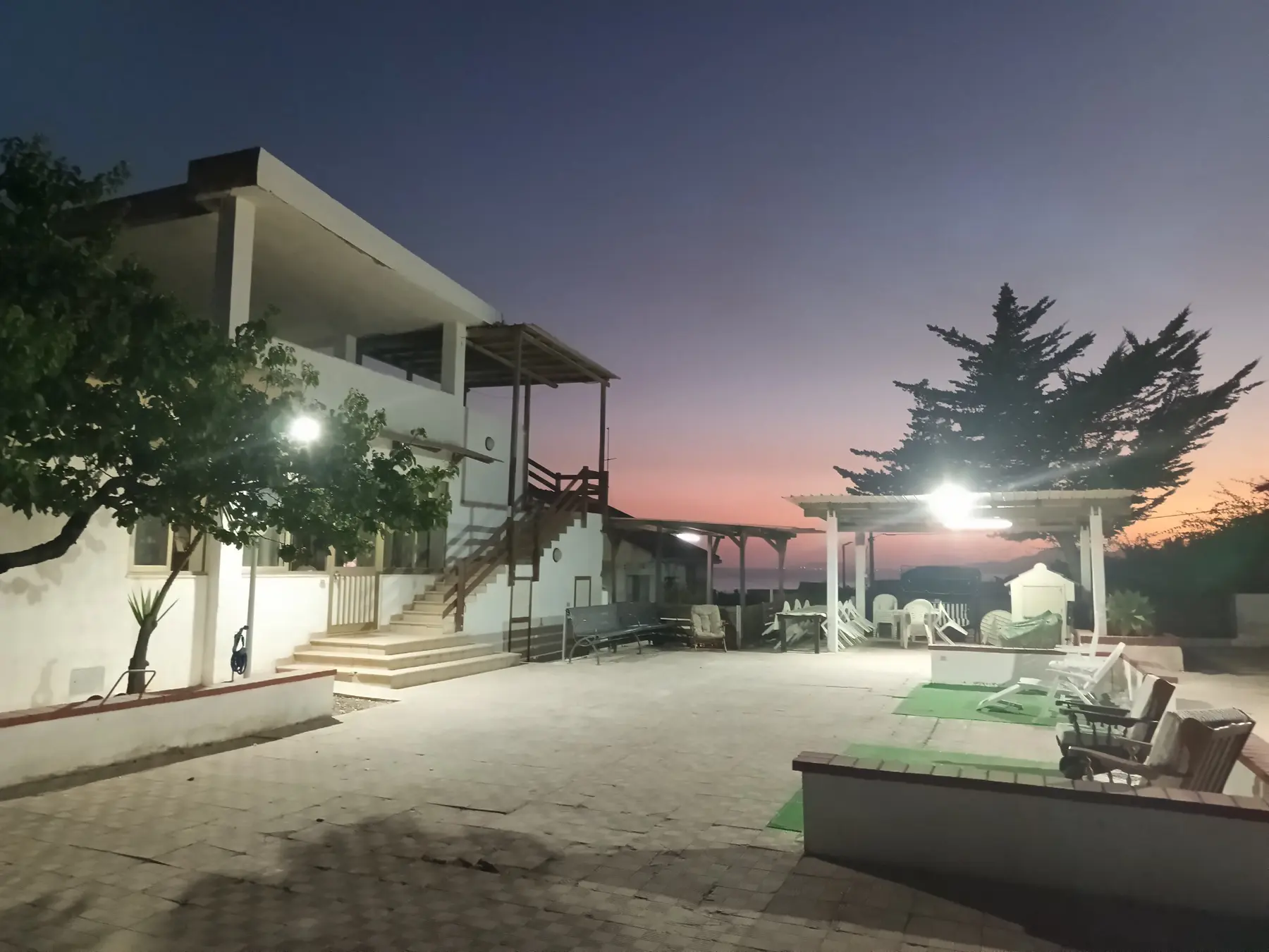Cortile esterno illuminato al tramonto