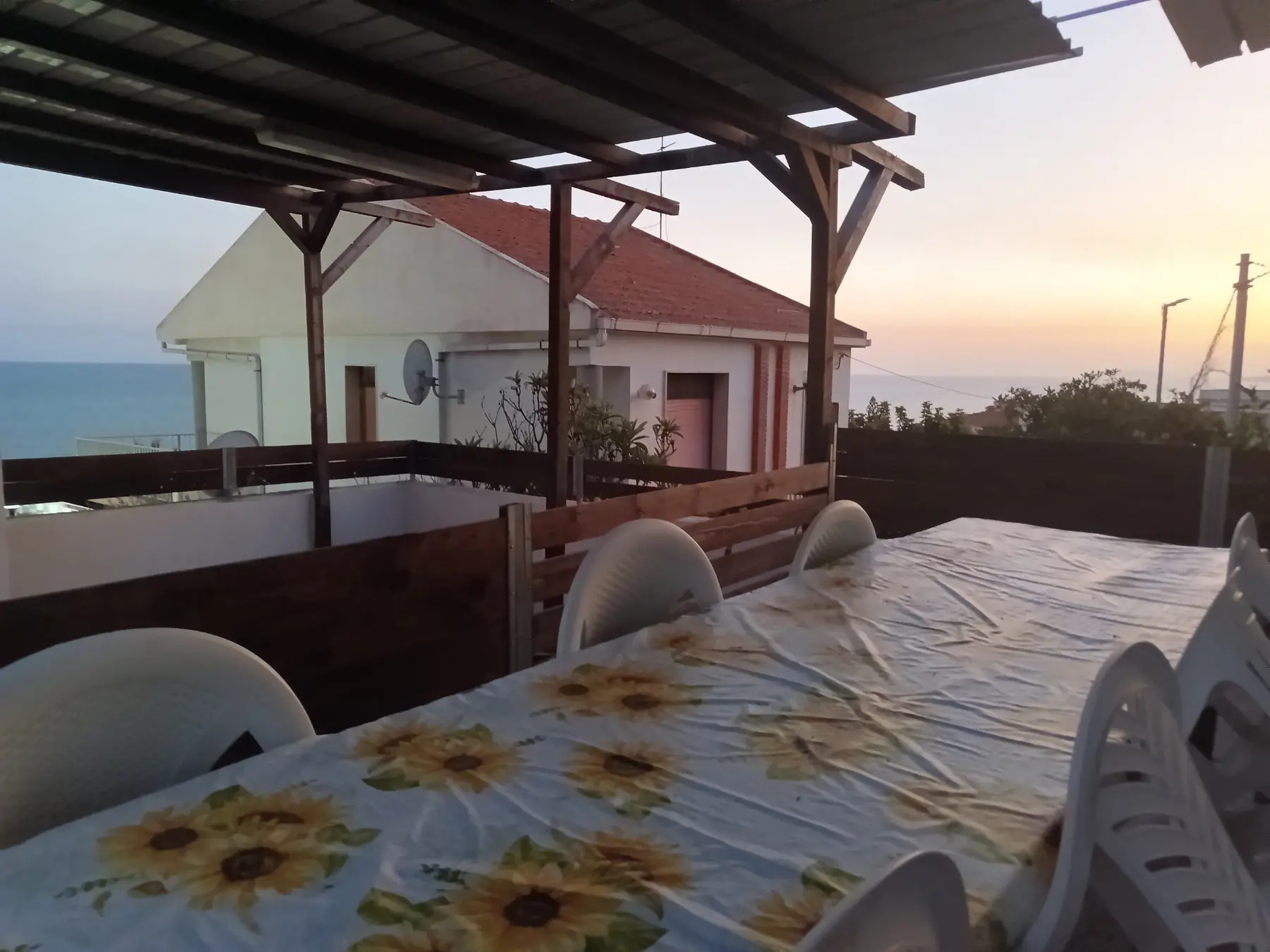 Terrazza coperta con tavolo da pranzo